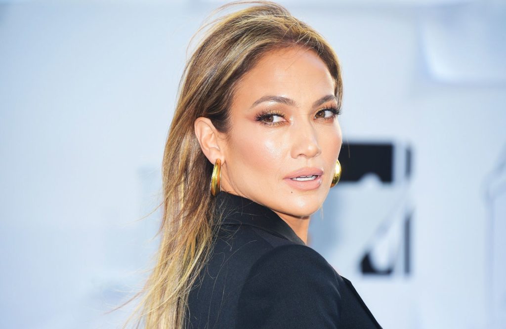 Jennifer Lopez to launch limited edition makeup collection